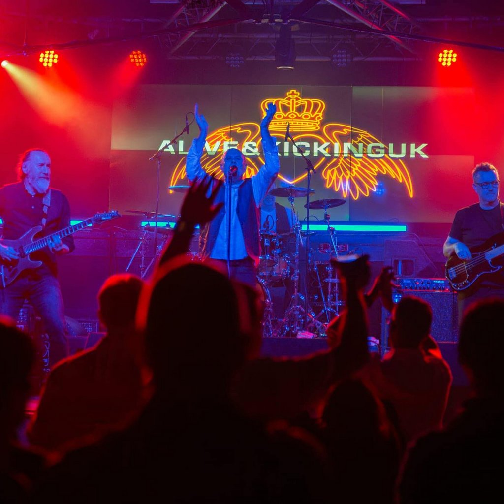 ALIVE & KICKING UK  Warrington Irish Club - Simple Minds Tribute