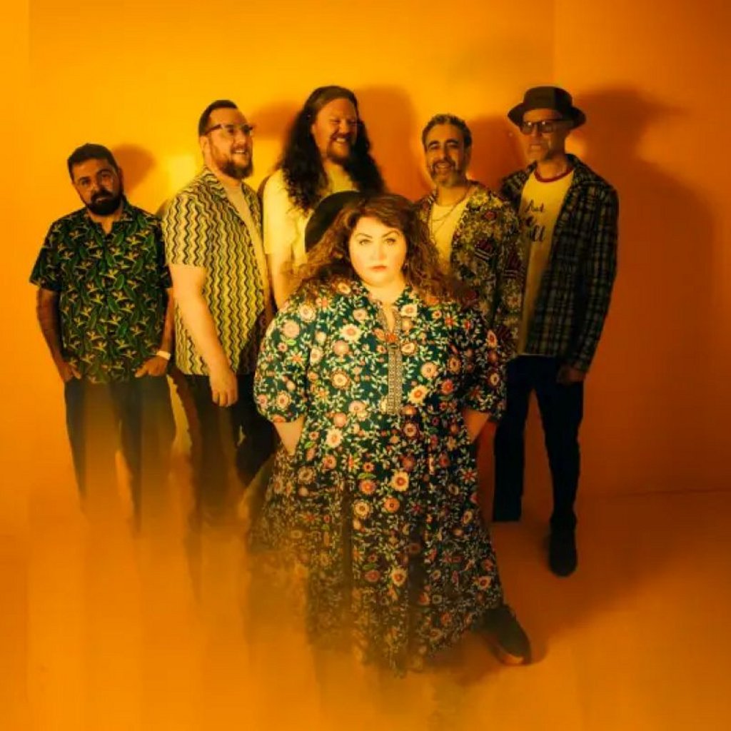 Ríoghnach connolly & honeyfeet