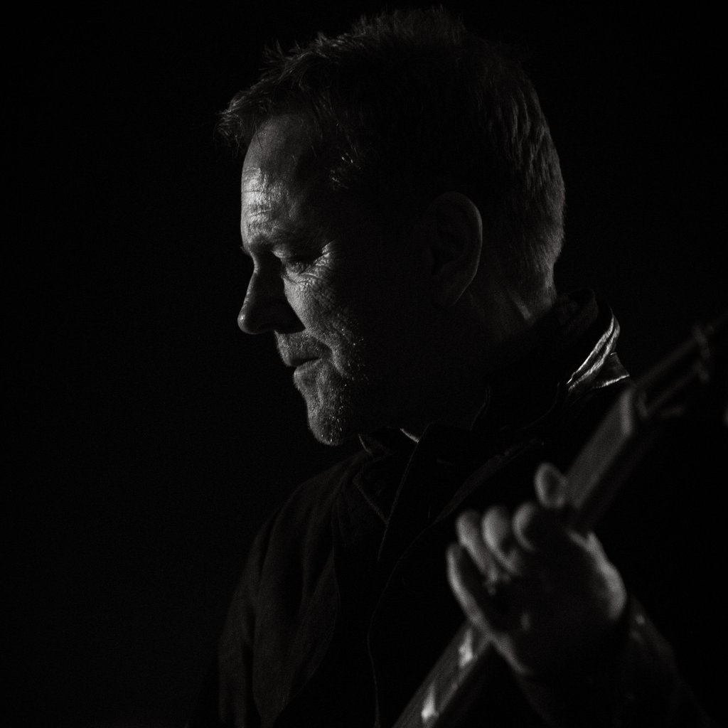 Kiefer Sutherland: Short Intimate Set + Signing